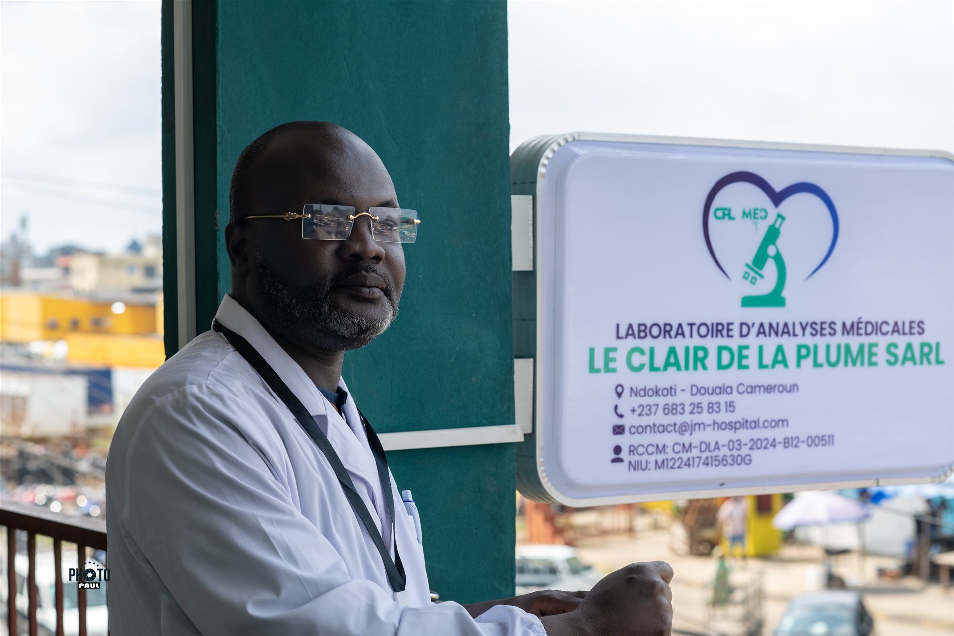 Dr Djieka devant le laboratoire